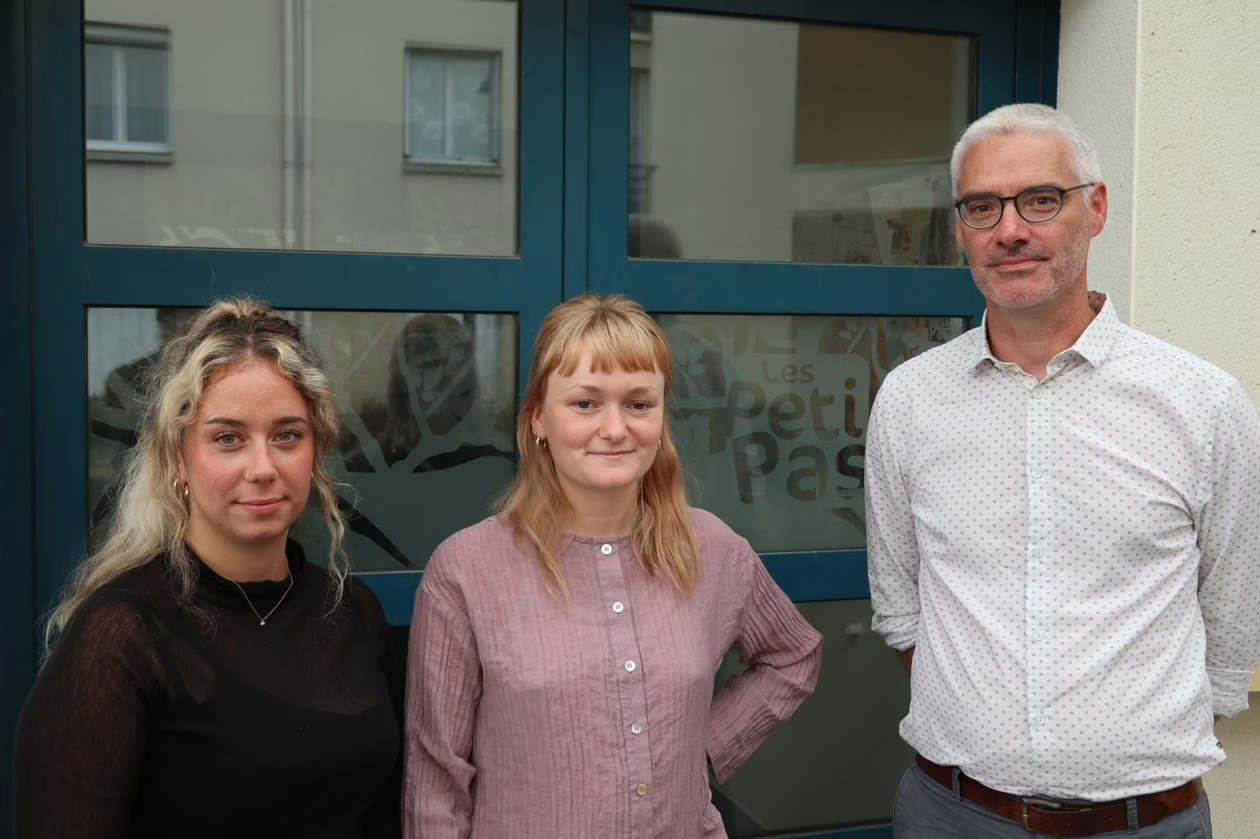La structure de soutien parental Les Petits Pas connaît sa dernière rentrée scolaire (de gauche à droite : Aziliz Annieix, psychologue, Ruby Richardson, psychologue, et Stéphane Ragot, codirecteur du dispositif). | OUEST-FRANCE